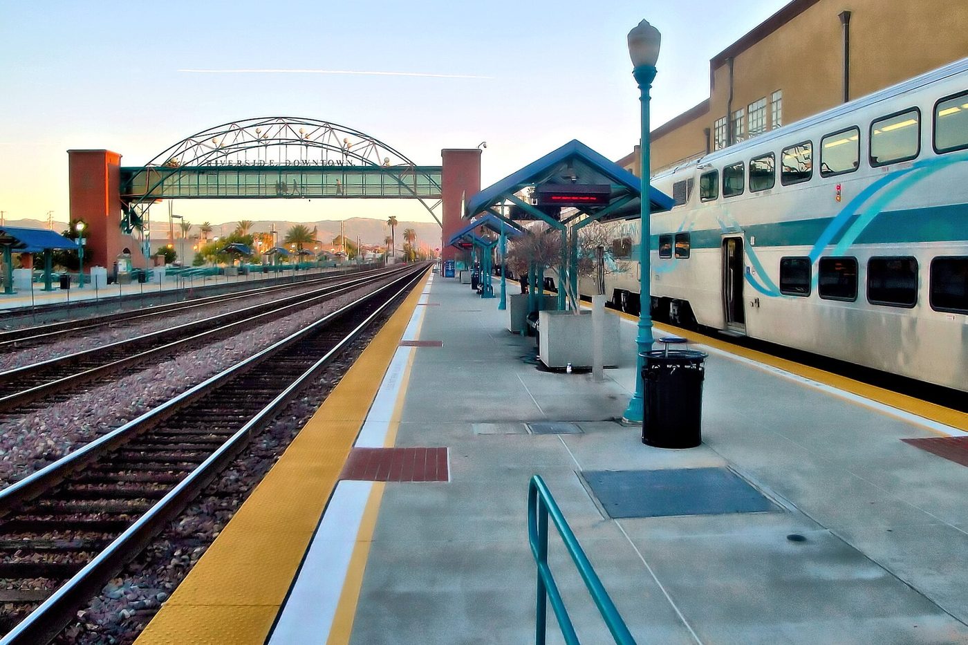 A Metrolink train at the Riverside-Downtown station
